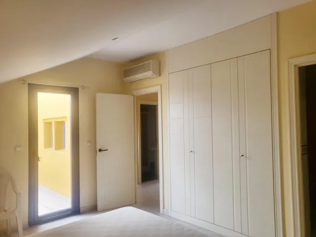ÁTICO EXCLUSIVO CON VISTAS, TERRAZAS, PISCINA Y GARAJE – A 250 M DE LA PLAYA — 40