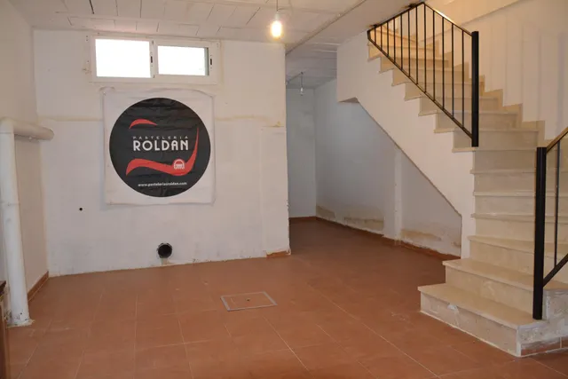 Tu próximo hogar en Sanlúcar la Mayor: tres dormitorios, patio y sótano — 13