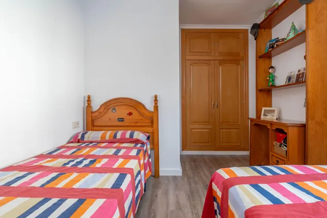 CHALET CON PISCINA Y JARDÍN A SOLO 10 MINUTOS DE GRANADA — 28