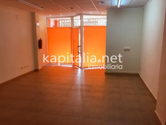 Local comercial en alquiler o venta en primera linea de Sant