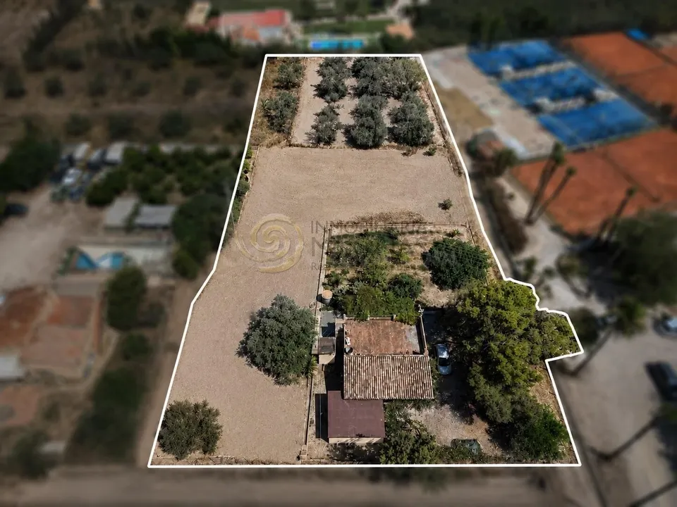¡Casa independiente con gran parcela en Benidorm!