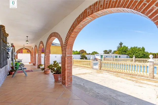 CHALET CON PISCINA EN CORTIJO PRETEL (ALBOLOTE) — 3