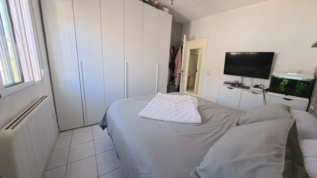 Chalet independiente de 4 habitaciones con piscina divida en dos plantas individuales — 20