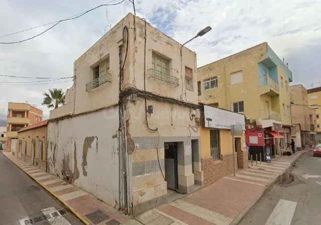 SE VENDE casa OKUPA en C Luis Buñuel de Roquetas de Mar - foto 2