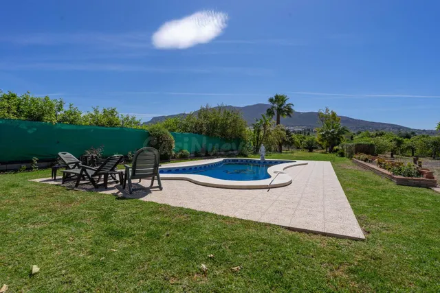 CASA DE CAMPO CON PISCINA, JARDIN CON CÉSPED Y TRASTERO - foto 4