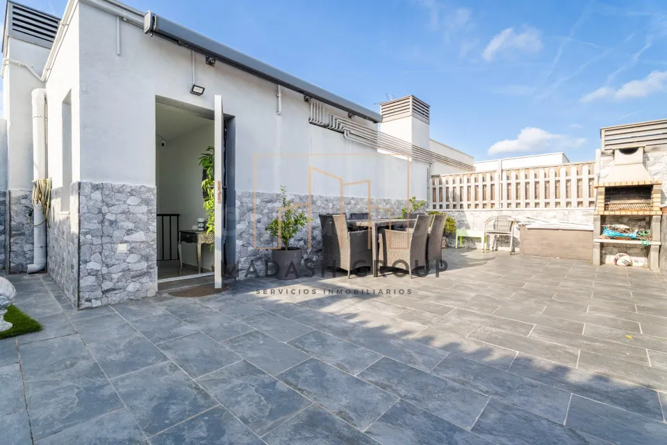 Ático totalmente reformado con terraza y solárium de 45 m2 en Vila-seca