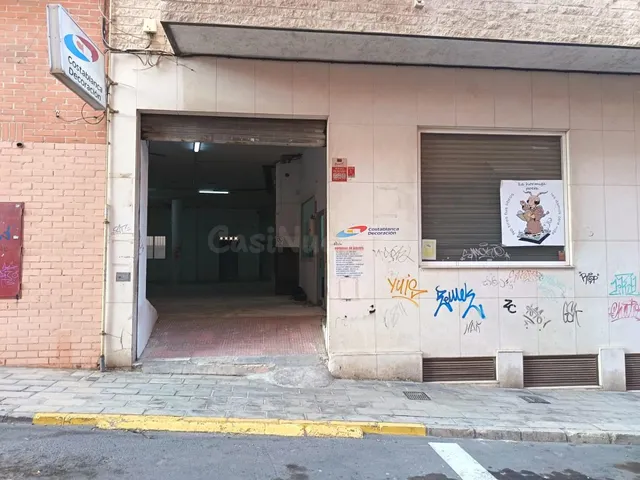 SE VENDE NAVE ESTUPENDA EN MUY BUENA ZONA,CON PLAZA PARA 6 C