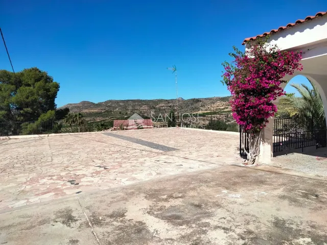 SE VENDE CHALET EN ELCHE — 27