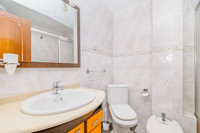 Piso exterior en zona cervantes, Granada, 8ª planta, muy luminoso, 87 m2, 3 dormitorios, vistas despejadas. — 18