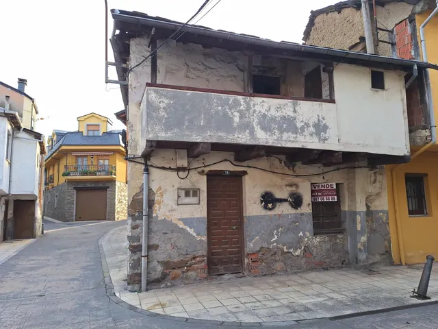 Casa de Pueblo en el Centro Histórico de Bembibre para Reformar — 2