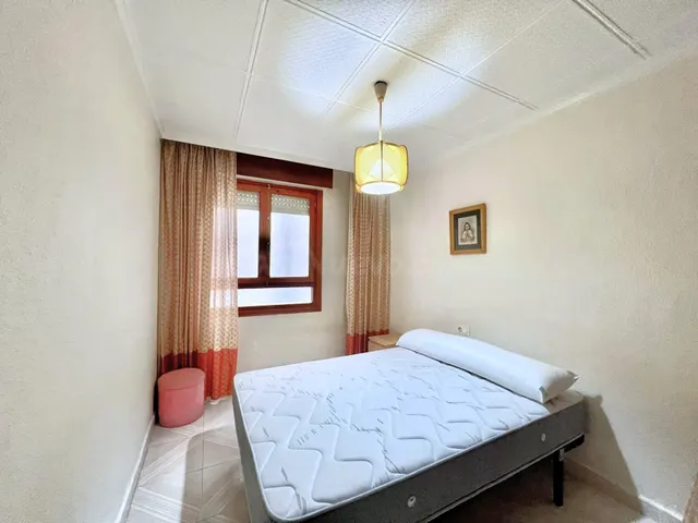 Amplio apartamento (aprox. 90 m2 - 2.ª planta) en primera línea de Playa del Acequión. Gran balcón con vistas al mar (suroeste), piscina comunitaria, cerca del centro, y directamente en la playa. — 16