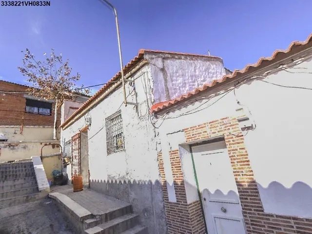 Se vende Casa Adosada OKUPADA en America 14 Puertollano, (Ci