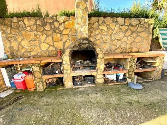 ZONA LAS QUEMADAS - Parcela de terreno de 930 m2 con casa de - foto 5