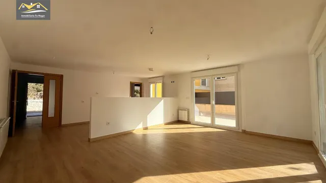 Chalé adosado, con terraza 30m , jardín 70m , garaje para 2 coches. 5 habitaciones. 3 baños. Cocina salón comedor de 35 m2. Magnificas vistas. Muy soleados — 8