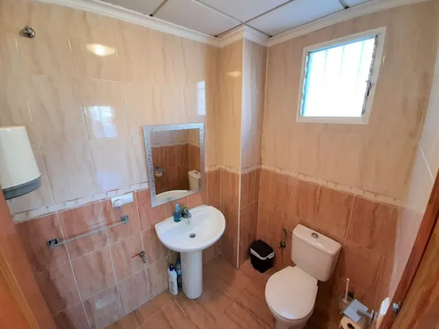 Local en venta, forma esquina a dos calles y con mucha luz natural — 12