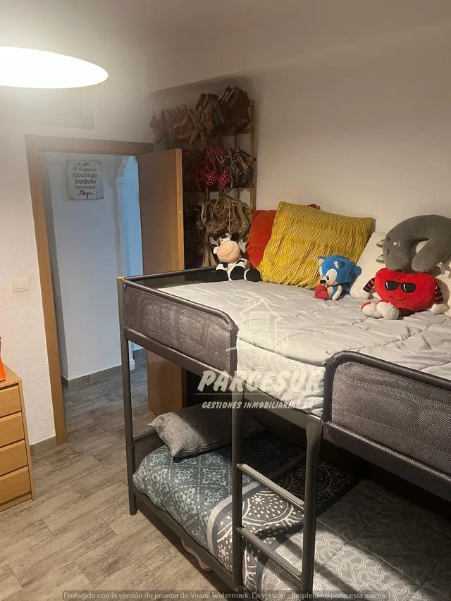 CIUDAD JARDIN - Piso interior de 60 m con 2 habitaciones, suelo imitacion madera gris. — 23