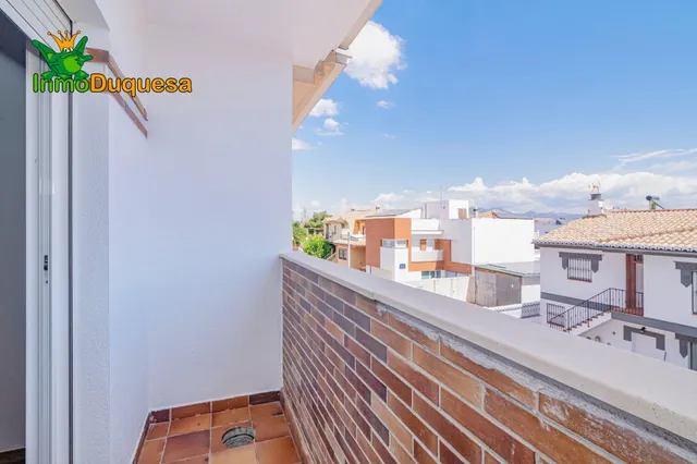 Casa adosada CASI A ESTRENAR en Belicena. Con 4 dormitorios. — 28