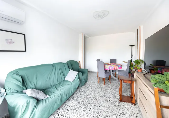En Venta Piso de 4 dormitorios con ascensor, ideal para reformar a tu gusto. — 25