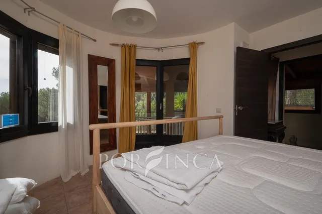 Villa con carácter de 5 dormitorios cerca de Palamós en un entorno verde. Piscina. — 20