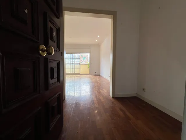 Amplio piso de 3 habitaciones con balcón en el centro de Granollers — 9