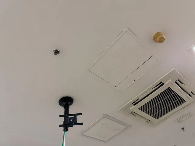 DOS LOCALES COMERCIALES JUNTOS CON ALMACEN Y ASEO PROPIO — 11