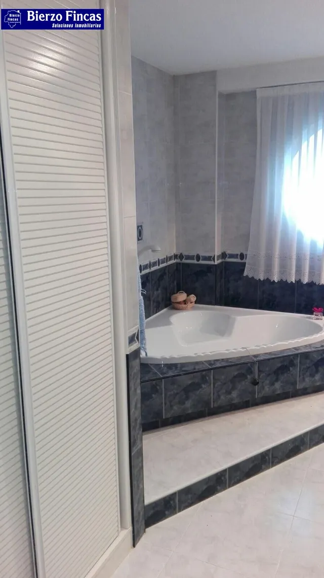 ESPECTACULAR CHALET EN LAS LOMAS — 8