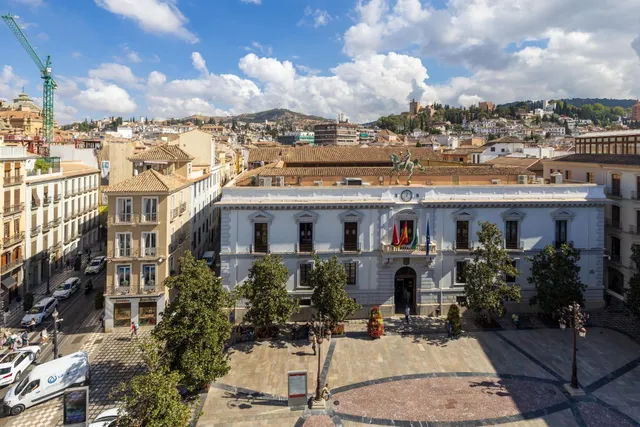 GRAN PISO EN PLAZA DEL CARMEN FRENTE AL AYUNTAMIENTO. — 40