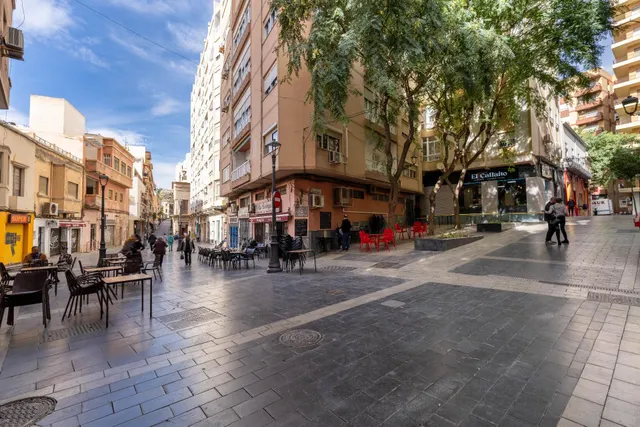 Vivienda en el centro de Almería para reformar. — 2