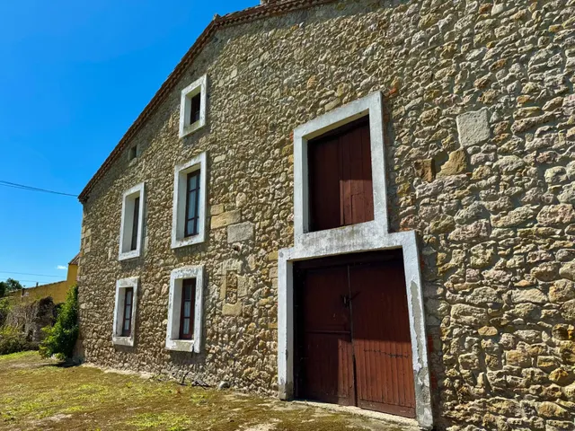 CONJUNTO DE EDIFICACIONES CON TERRENO URBANO EN LA REVILLA. — 27