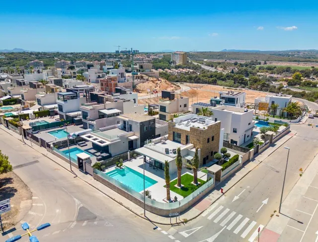 Lujosa villa de obra nueva a un paso de la playa de Campoamo - foto 4