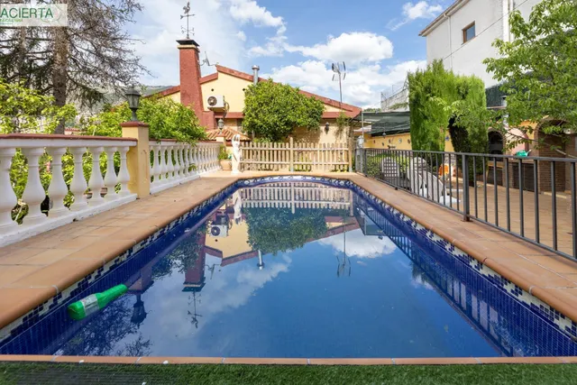 Espectacular chalet independiente con piscina en Alfacar - foto 2