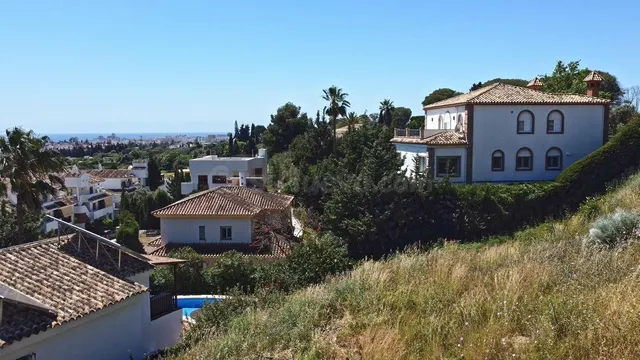 Terreno en Mijas con vistas al mar y construcción exclusiva