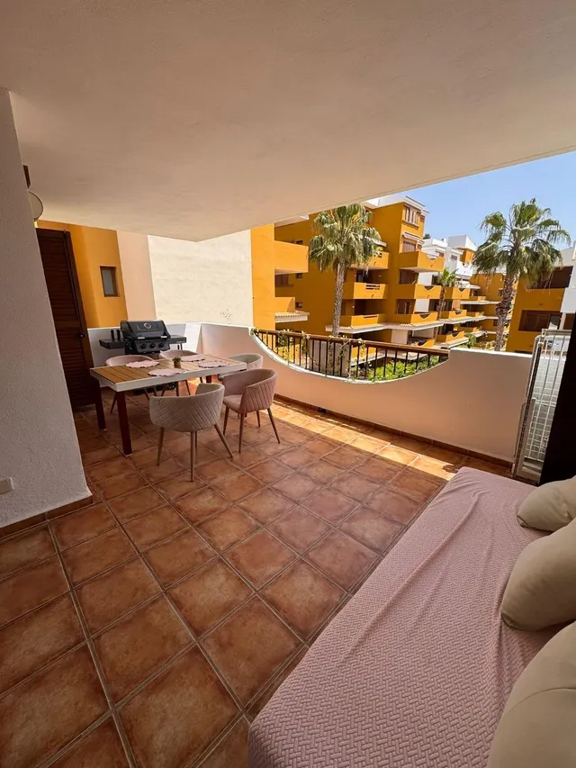 Apartamento con piscina comunitaria, Alicante, Torrevieja. 2 habitaciones, 80 m2, 500 metros del mar — 18