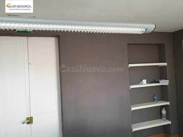 Despacho profesional en edificio centro de Mahón - foto 3