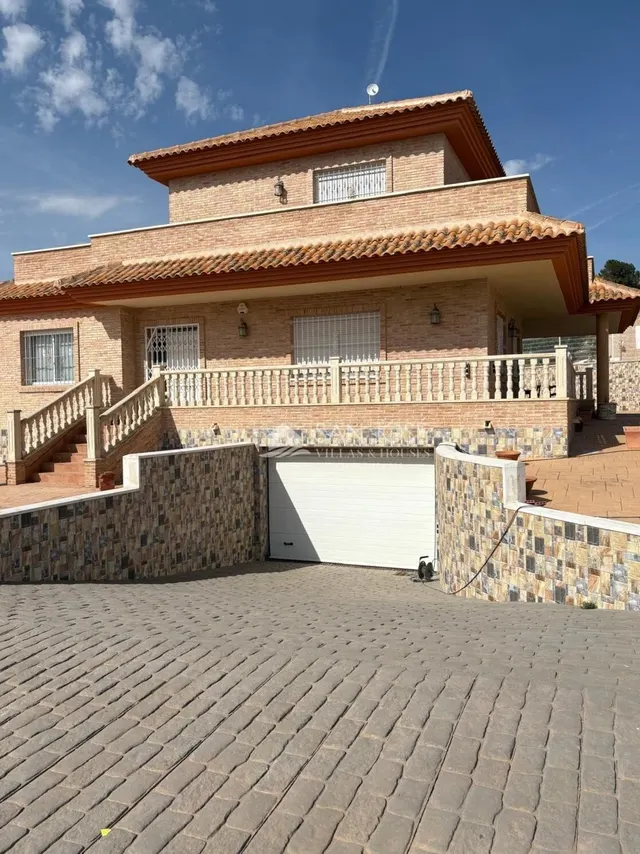 SE VENDE ESPECTACULAR CHALET EN PINOSO. — 26