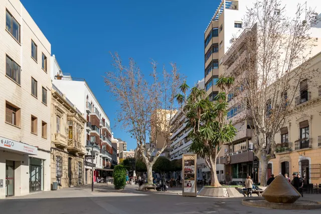 Local en alquiler en pleno Paseo de Almería — 23