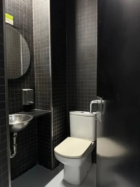 SE VENDE LOCAL TOTALMENTE INSTALADO PARA BAR — 16
