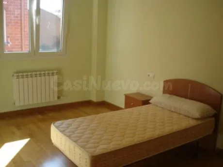 SE VENDE AMPLIO APARTAMENTO EN EL CENTRO DE VALENCIA DE DON  - foto 2