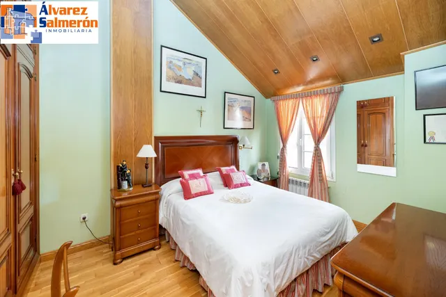 CHALET ADOSADO EN ZONA LA CALETA — 39