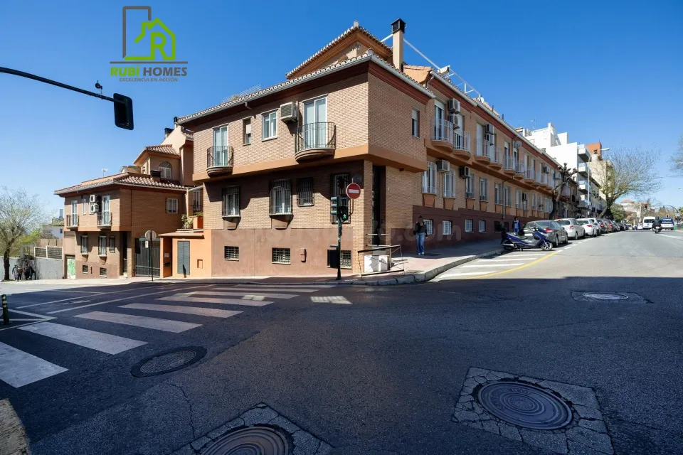 En venta casa unifamiliar en recinto cerrado en Granada capital