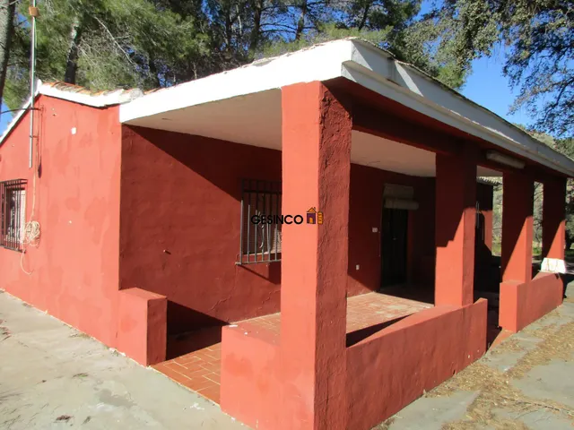 CHALET DE ORIGEN BIEN CONSERVADO CON PISCINA - foto 4