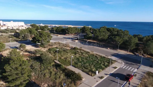 Parcela esquinera a 100 metros del mar con vistas privilegia
