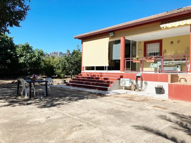 CHALET INDEPENDIENTE EN GRAN PARCELA CON PISCINA A SOLO 400 m. DEL MAR EN ELS POBLETS !! — 5