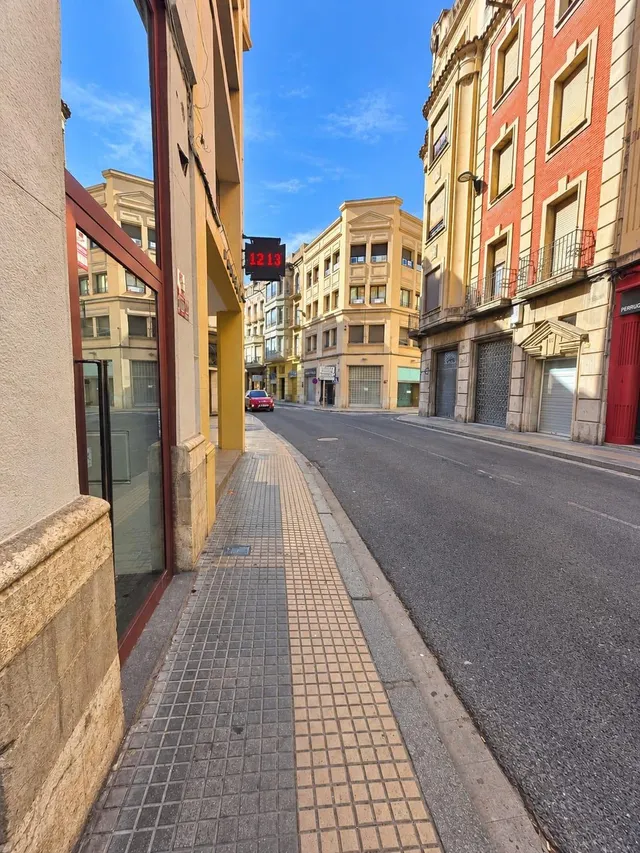 Edificio en venta en pleno centro de Tortosa: local acondicionado, división horizontal y terrado con vistas — 37