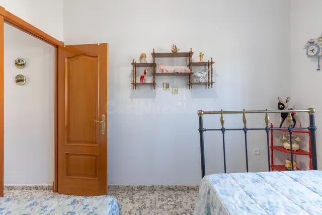 Casa en planta baja con cuatro naves y local — 26