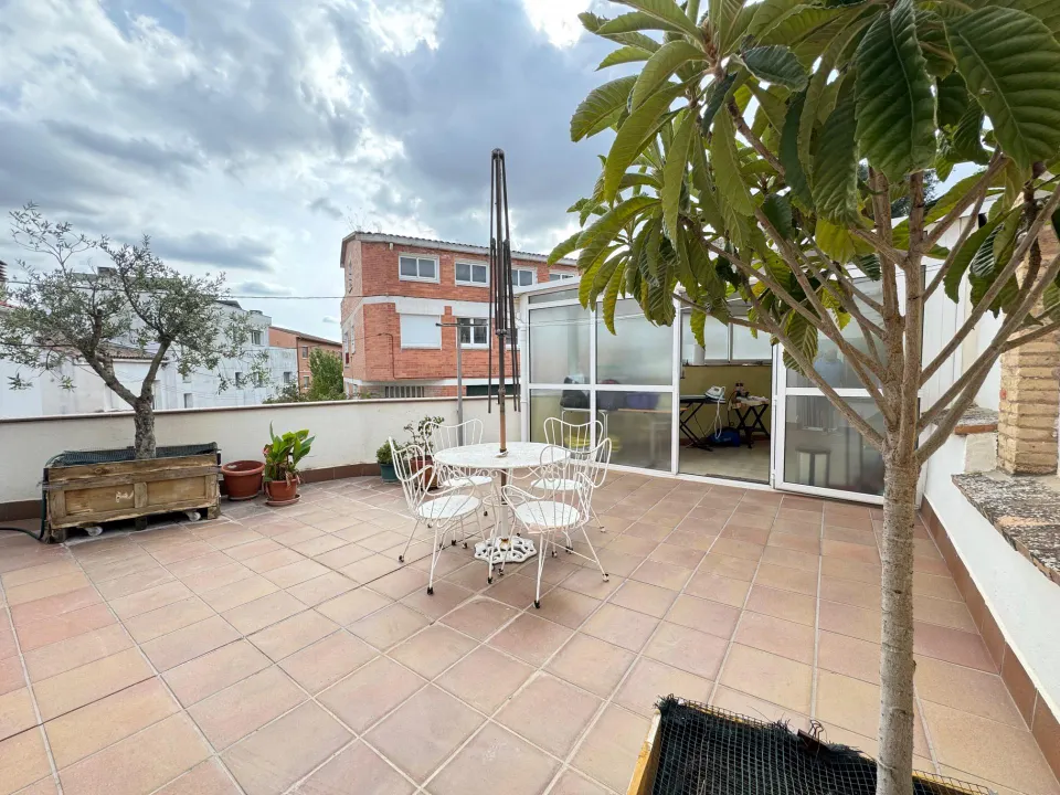 Casa esquinera en el centro de Òdena: dos pisos, grandes terrazas al sur, local y garaje.