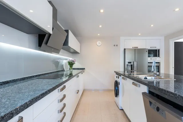 CHALET INDEPENDIENTE DE UNA SOLA PLANTA CON PISCINA — 28