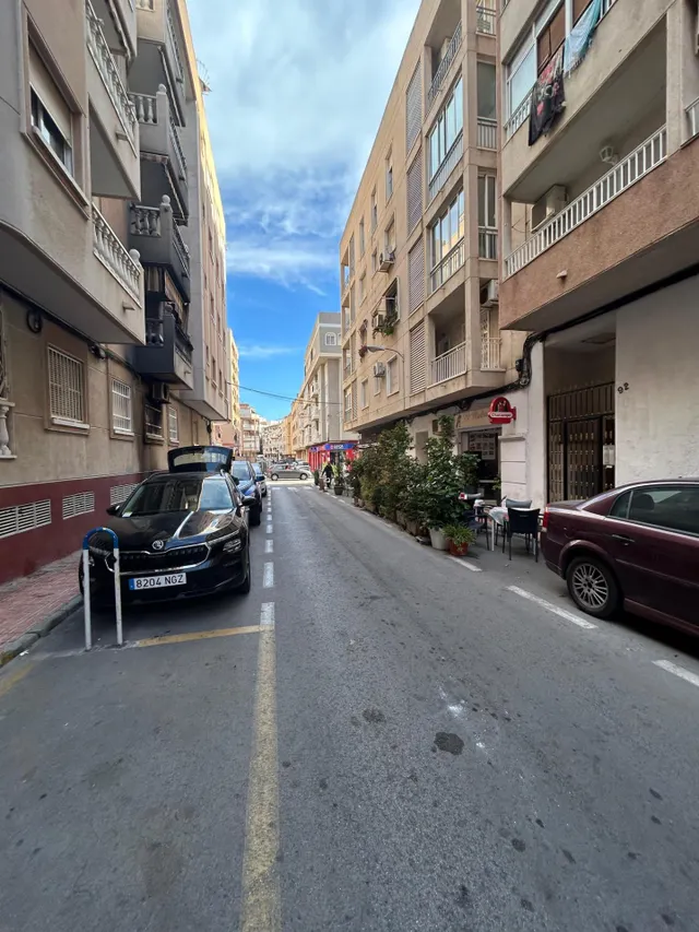¡Oportunidad Única! Ático para Reformar en el Centro de Torrevieja con Vistas Despejadas. — 11