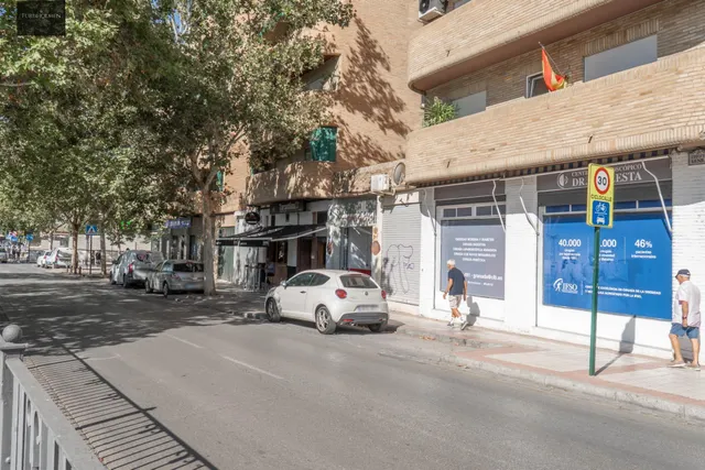 Plaza de garaje cerrado con estanterías en parque Genil cerca de Hospital La Inmaculada — 5