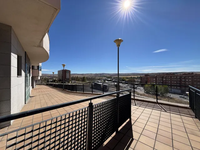 Luminoso piso con terraza y vistas despejadas en la zona Universidad — 19